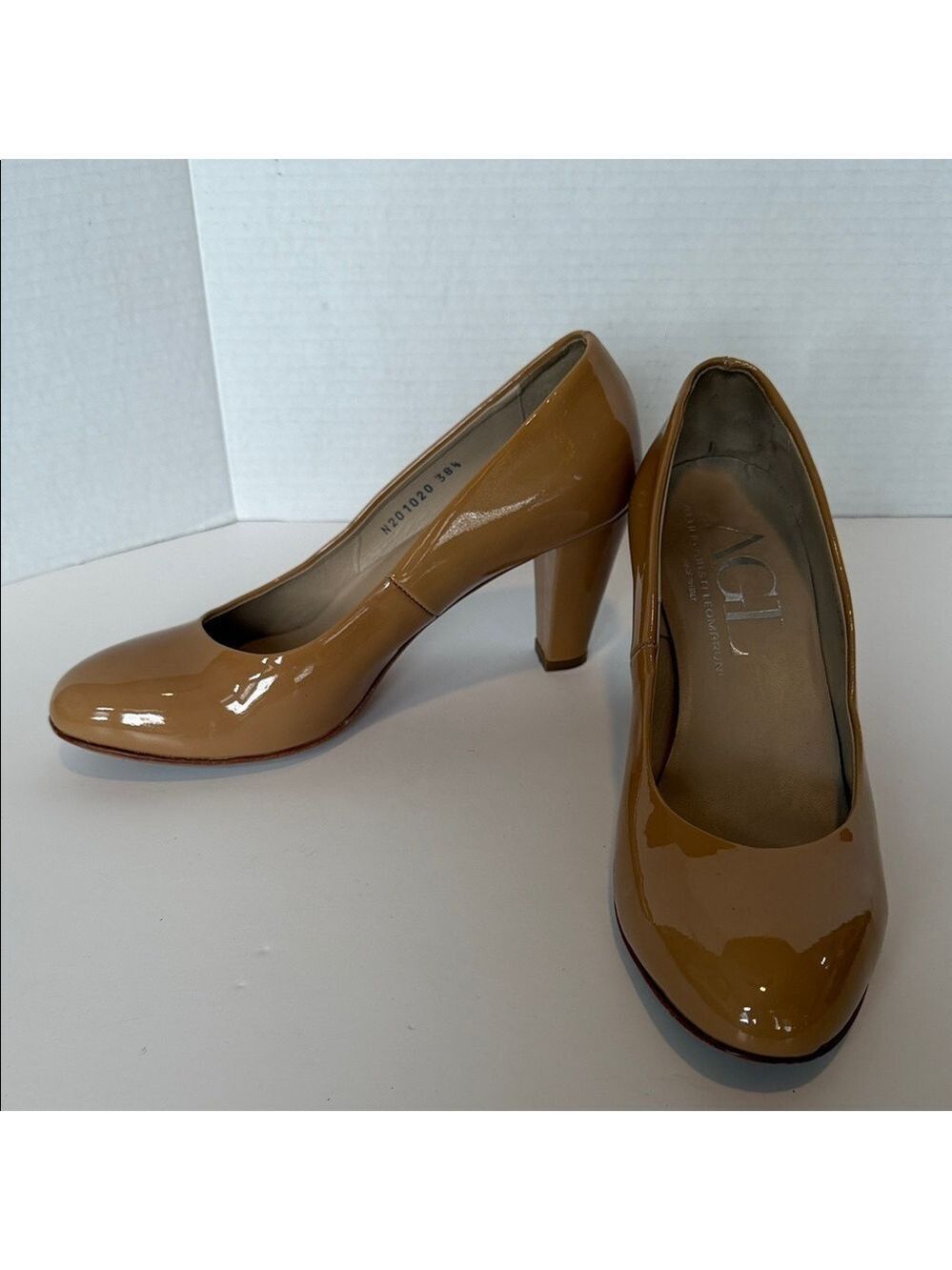AGL ATTILIO GUISTI LEOMBRUNI 38.5 EU - 8 US Nude Patent Leather Pumps 3" Heels